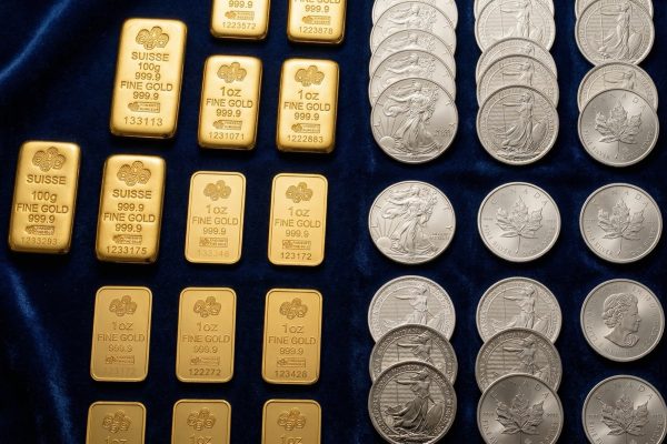 Goldbarren und Silbermünzen auf dunkelblauem Samt — SwitchPilot Edelmetall automatisch umschichten